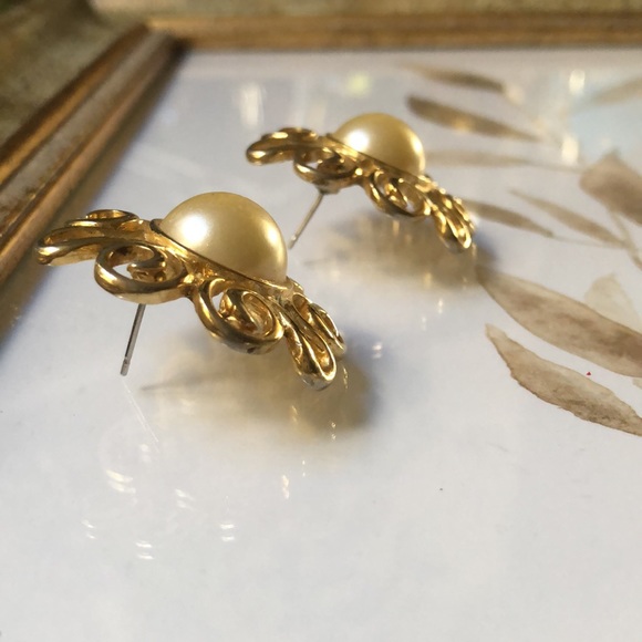 Vintage stud earrings with pearls - Picture 5 of 6